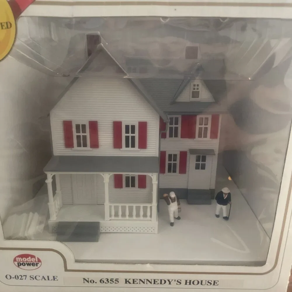 Model Power Kennedy's House No 6355 White w/Red Shingles NIB Lighted 2 Figures